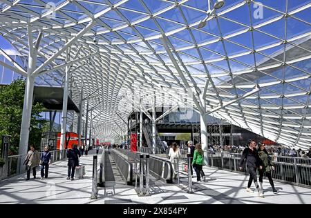 I visitatori accedono alle porte del Salone del Mobile, fiera internazionale del design, a Fiera Milano Foto Stock