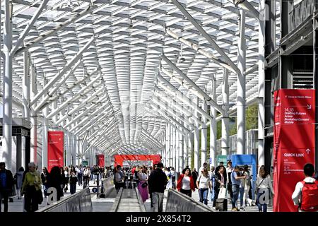 I visitatori accedono alle porte del Salone del Mobile, fiera internazionale del design, a Fiera Milano Foto Stock