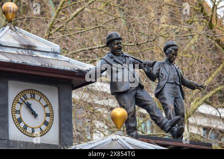 Londra, Regno Unito - 26 febbraio 2024: Statua del famoso duo comico Stan Laurel e Oliver Hardy a Leicester Square, Londra, Regno Unito. Foto Stock