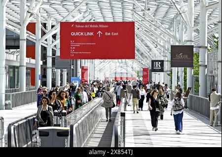 I visitatori accedono alle porte del Salone del Mobile, fiera internazionale del design, a Fiera Milano Foto Stock