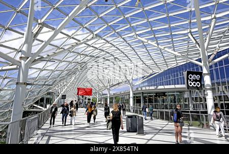 I visitatori accedono alle porte del Salone del Mobile, fiera internazionale del design, a Fiera Milano Foto Stock