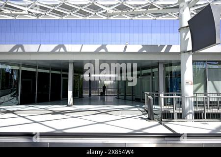 I visitatori accedono alle porte del Salone del Mobile, fiera internazionale del design, a Fiera Milano Foto Stock