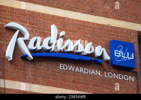 Londra, Regno Unito - 26 febbraio 2024: Il logo dell'hotel Radisson Blu, all'esterno del loro Edwardian Hampshire Hotel situato in Leicester Square, Londra. Foto Stock