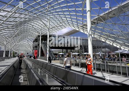 I visitatori accedono alle porte del Salone del Mobile, fiera internazionale del design, a Fiera Milano Foto Stock