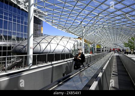 I visitatori accedono alle porte del Salone del Mobile, fiera internazionale del design, a Fiera Milano Foto Stock