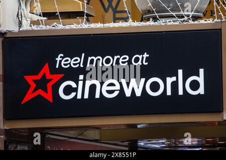 Londra, Regno Unito - 26 febbraio 2024: Logo Cineworld sull'esterno di un cinema nel centro di Londra, Regno Unito. Foto Stock