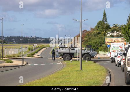 Noumea, Francia. 23 maggio 2024. Grandi misure di sicurezza implementate intorno all’aeroporto di Magenta per l’arrivo del presidente Macron. Noumea, nuova Caledonia, 23 maggio 2024. Le forze di sicurezza francesi rimarranno in nuova Caledonia per tutto il tempo necessario, ha detto Emmanuel Macron, dopo che il presidente francese è arrivato nel territorio del Pacifico in un tentativo urgente di calmare le tensioni dopo più di una settimana di disordini che hanno lasciato sei morti. Foto di Gill Chabaud/ABACAPRESS. COM credito: Abaca Press/Alamy Live News Foto Stock