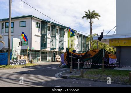 Noumea, Francia. 23 maggio 2024. Barricata tenuta dai sostenitori dell'indipendenza che mostravano le loro richieste a Magenta Beach. Noumea, nuova Caledonia, 23 maggio 2024. Le forze di sicurezza francesi rimarranno in nuova Caledonia per tutto il tempo necessario, ha detto Emmanuel Macron, dopo che il presidente francese è arrivato nel territorio del Pacifico in un tentativo urgente di calmare le tensioni dopo più di una settimana di disordini che hanno lasciato sei morti. Foto di Gill Chabaud/ABACAPRESS. COM credito: Abaca Press/Alamy Live News Foto Stock