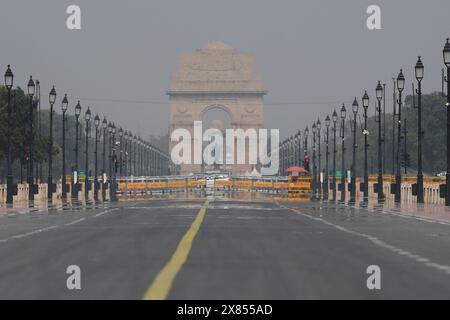 Nuova Delhi, India. 16 maggio 2024. Mirage è visibile al Kartavya Path durante una giornata calda a nuova Delhi il 16 maggio 2024. La temperatura più alta registrata a nuova Delhi è di 42 gradi celsius. L'India Meteorological Department (IMD) ha predetto le condizioni delle ondate di calore per diversi stati settentrionali e nordoccidentali, tra cui Punjab, Haryana, Uttar Pradesh e Delhi, dal 16 al 18 maggio. Secondo le previsioni IMD, la temperatura a Delhi e negli stati vicini dovrebbe aumentare gradualmente fino a sabato 18 maggio. Foto di Anshuman Akash foto di Akash Anshuman/ABACAPRESS. COM credito: Abaca Press/Alamy Live News Foto Stock
