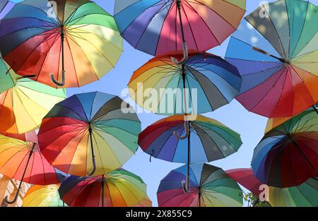 Ombrelli colorati appesi tra gli edifici di Midyat, Mardin, Turchia Foto Stock