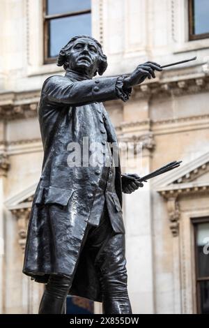 Londra, Regno Unito - 26 febbraio 2024: Una statua del famoso pittore Joshua Reynolds, situata fuori Burlington House su Piccadilly a Londra, Regno Unito. Foto Stock