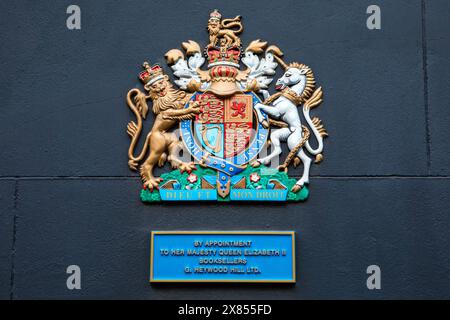 Londra, Regno Unito - 26 febbraio 2024: The Royal Warrant all'esterno della libreria Heywood Hill in Curzon Street a Londra, Regno Unito. Foto Stock
