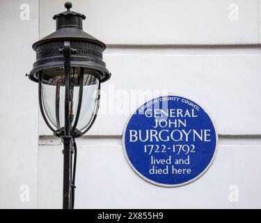 Londra, Regno Unito - 26 febbraio 2024: Una targa blu su Hertford Street a Mayfair, Londra, che indica dove visse e morì il generale John Burgoyne. Foto Stock