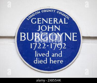 Londra, Regno Unito - 26 febbraio 2024: Una targa blu su Hertford Street a Mayfair, Londra, che indica dove visse e morì il generale John Burgoyne. Foto Stock