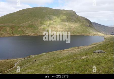 The Wainwright 'Dollywagon Pike' & Grisedale Tarn da Grisedale Hause nel Lake District National Park, Cumbria, Inghilterra, Regno Unito. Foto Stock