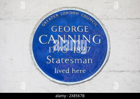 Londra, Regno Unito - 26 febbraio 2024: Una targa blu su Berkeley Square a Londra, Regno Unito, che segna il luogo in cui viveva l'ex primo ministro George Canning Foto Stock