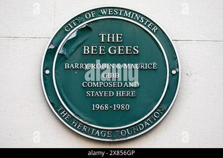 Londra, Regno Unito - 26 febbraio 2024: Una targa su un edificio in Brook Street a Londra, Regno Unito, che indica dove i Bee Gees hanno composto e soggiornato tra il 1968 e. Foto Stock