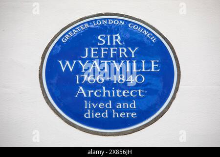 Londra, Regno Unito - 26 febbraio 2024: Una targa blu su un edificio in Brook Street a Londra, Regno Unito, che indica dove l'architetto Sir Jeffry Wyatville viveva e moriva Foto Stock