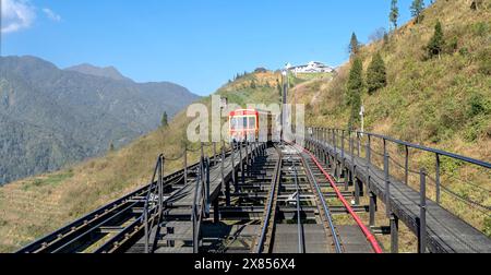 Sa Pa Town, Vietnam - 20 febbraio 2024: Vedi la stazione ferroviaria che serve i turisti che prendono la funivia fino alla cima del monte Fansipan nella città di sa Pa, Foto Stock