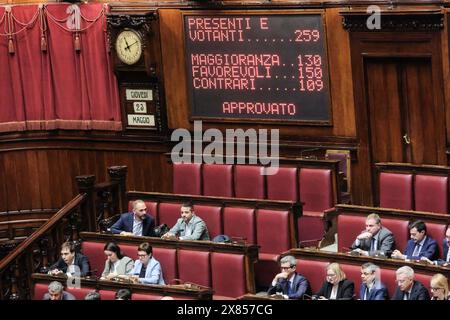 Roma, Italia. 23 maggio 2024. Tabellone con risultato del voto finale di conversione in legge del decreto &#x2018;superbonus', camera dei deputati a Roma, Gioved&#xec;, 23 maggio 2024 (foto Mauro Scrobogna/LaPresse) tabellone segnapunti e risultato della votazione finale per convertire in legge il decreto "superbonus", camera dei deputati a Roma, giovedì 23 maggio 2024 (foto di Mauro Scrobogna/LaPresse) credito: LaPresse/Alamy Live News Foto Stock