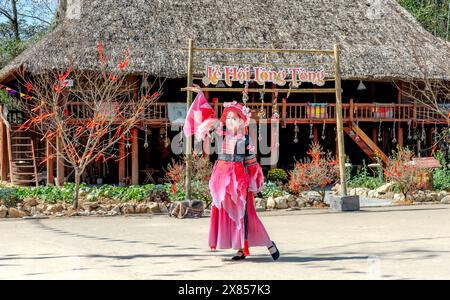 Sa Pa Town, Vietnam - 20 febbraio 2024: Esibizione culturale delle minoranze etniche per attrarre turisti nella città di sa Pa, provincia di Lao Cai, Vietnam Foto Stock