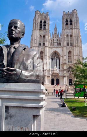 Belgio, Bruxelles, Busto di Re Baudouin di Henri Lenaerts sfondo San Michele e Cattedrale di Santa Gudula Foto Stock