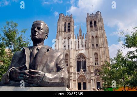 Belgio, Bruxelles, Busto di Re Baudouin di Henri Lenaerts sfondo San Michele e Cattedrale di Santa Gudula Foto Stock