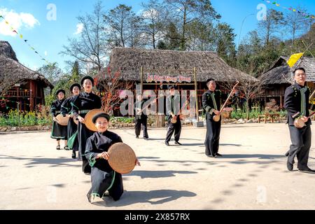 Sa Pa Town, Vietnam - 20 febbraio 2024: Esibizione culturale delle minoranze etniche per attrarre turisti nella città di sa Pa, provincia di Lao Cai, Vietnam Foto Stock