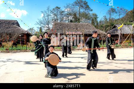 Sa Pa Town, Vietnam - 20 febbraio 2024: Esibizione culturale delle minoranze etniche per attrarre turisti nella città di sa Pa, provincia di Lao Cai, Vietnam Foto Stock