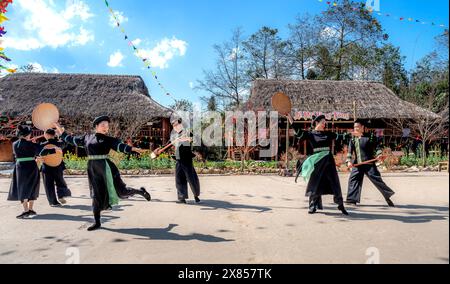 Sa Pa Town, Vietnam - 20 febbraio 2024: Esibizione culturale delle minoranze etniche per attrarre turisti nella città di sa Pa, provincia di Lao Cai, Vietnam Foto Stock