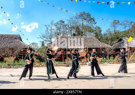 Sa Pa Town, Vietnam - 20 febbraio 2024: Esibizione culturale delle minoranze etniche per attrarre turisti nella città di sa Pa, provincia di Lao Cai, Vietnam Foto Stock