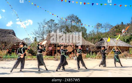 Sa Pa Town, Vietnam - 20 febbraio 2024: Esibizione culturale delle minoranze etniche per attrarre turisti nella città di sa Pa, provincia di Lao Cai, Vietnam Foto Stock