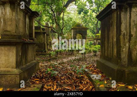 Cimitero di South Park Street a Kolkata, India. Cimitero storico con antiche tombe, un punto di riferimento di Calcutta Foto Stock