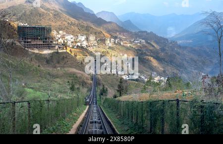 Sa Pa Town, Vietnam - 20 febbraio 2024: Vedi la stazione ferroviaria che serve i turisti che prendono la funivia fino alla cima del monte Fansipan nella città di sa Pa, Foto Stock