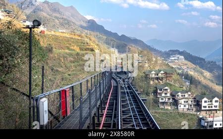 Sa Pa Town, Vietnam - 20 febbraio 2024: Vedi la stazione ferroviaria che serve i turisti che prendono la funivia fino alla cima del monte Fansipan nella città di sa Pa, Foto Stock