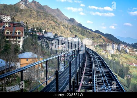 Sa Pa Town, Vietnam - 20 febbraio 2024: Vedi la stazione ferroviaria che serve i turisti che prendono la funivia fino alla cima del monte Fansipan nella città di sa Pa, Foto Stock