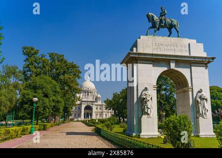 Il Victoria Memorial, un monumento storico di Kolkata, è visibile in una giornata di sole con un cielo azzurro. Uno dei monumenti più iconici del cit indiano Foto Stock