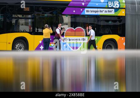 Dresda, Germania. 23 maggio 2024. Un autobus colorato arcobaleno da Dresdner Verkehrsbetriebe (DVB) si trova sull'Altmarkt durante la presentazione. In occasione del Christopher Street Day di quest'anno, sull'Altmarkt verrà presentato un cosiddetto autobus arcobaleno. Ciò consentirà alle persone con disabilità di partecipare alla manifestazione in modo autodeterminato. Il Christopher Street Day di quest'anno a Dresda si svolgerà dal 25 maggio al 10 giugno 2024. Crediti: Robert Michael/dpa/Alamy Live News Foto Stock