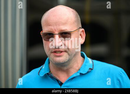 Dresda, Germania. 23 maggio 2024. Ronald Zenker, portavoce del Consiglio di Dresda del CSD, parla durante la presentazione di un autobus color arcobaleno del Dresdner Verkehrsbetriebe (DVB) sull'Altmarkt. In occasione del Christopher Street Day di quest'anno, sull'Altmarkt verrà presentato un cosiddetto autobus arcobaleno. Ciò consentirà alle persone con disabilità di partecipare alla manifestazione in modo autodeterminato. Il Christopher Street Day di quest'anno a Dresda si svolgerà dal 25 maggio al 10 giugno 2024. Crediti: Robert Michael/dpa/Alamy Live News Foto Stock