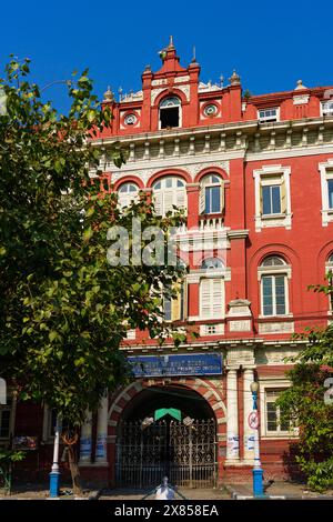 Kolkata, India - 20 ottobre 2023: Edificio degli scrittori, antico edificio coloniale del Segretariato del governo, punto di riferimento degli indiani dal passato coloniale a Foto Stock
