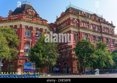 Kolkata, India - 20 ottobre 2023: Edificio degli scrittori, antico edificio coloniale del Segretariato del governo, punto di riferimento degli indiani dal passato coloniale a Foto Stock