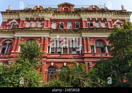 Kolkata, India - 20 ottobre 2023: Edificio degli scrittori, antico edificio coloniale del Segretariato del governo, punto di riferimento degli indiani dal passato coloniale a Foto Stock