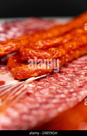 Salsicce affumicate tra gli affettati Foto Stock