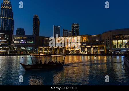 Turisti in un tour in barca nel lago Burj Khalifa di notte, Dubai, Emirati Arabi Uniti. Foto Stock