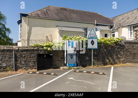 Un caricabatterie rapido per auto elettriche Genie Point in un parcheggio nella città mercato di Great Torrington, Devon, Inghilterra. Foto Stock