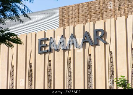 Nome cartello Emaar Real Estate Company sul muro, Dubai City, Emirati Arabi Uniti. Foto Stock
