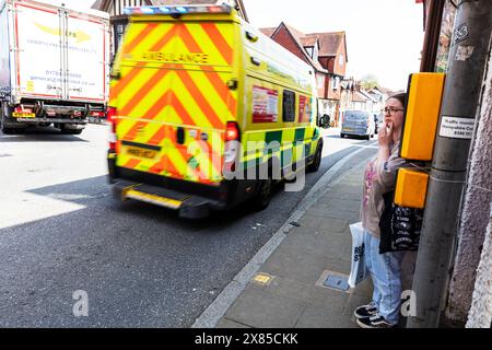 Ambulanza veloce, Lyndhurst, New Forest, Hampshire, regno unito, Inghilterra, ambulanza, ambulanza al grido, ambulanza in movimento, emergenza, incidente, ambulanza regno unito Foto Stock