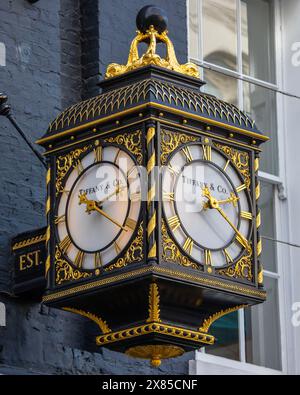 Londra, Regno Unito - 26 febbraio 2024: Un orologio Tiffany and Co all'esterno del loro negozio sulla nuova Bond Street a Londra, Regno Unito. Foto Stock