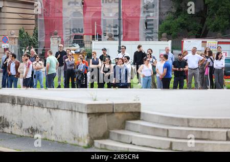 Zagabria, Croazia. 23 maggio 2024. Il Teatro Nazionale croato di Zagabria, in collaborazione con i Vigili del fuoco della città di Zagabria, ha accettato di condurre un'esercitazione di evacuazione e salvataggio il 23 maggio 2024 a Zagabria, Croazia. I vigili del fuoco del JVP Zagabria arrivarono all'edificio del teatro ed entrarono nell'edificio attraverso l'ingresso principale. Simularono l'estinzione dell'incendio e il salvataggio di due spettatori feriti dall'auditorium, e ne abbassarono due dal foyer tramite scale sul balcone. Foto: Sanjin Strukic/PIXSELL credito: Pixsell/Alamy Live News Foto Stock