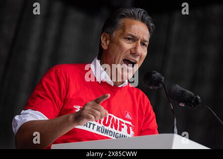 Essen, Germania. 23 maggio 2024. Tekin Nasikkol, presidente del comitato aziendale del gruppo di ThyssenKrupp, parla ad una manifestazione avviata da IG Metall e dai comitati aziendali di fronte alla sede centrale di ThyssenKrupp. La partecipazione è prevista per un massimo di 5000 dipendenti. L'occasione è la riunione del Consiglio di vigilanza di ThyssenKrupp nello stesso giorno. In questa riunione, il Consiglio di amministrazione voterà, tra le altre cose, sul gruppo EPCG che acquisisce una partecipazione del 20% nella divisione acciaio. Crediti: Rolf Vennenbernd/dpa/Alamy Live News Foto Stock